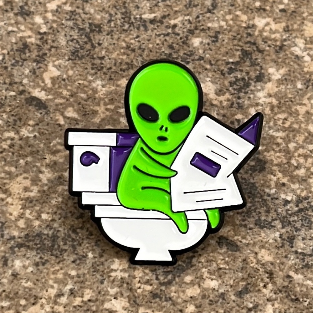 Alien on toilet Funny brooch lapel pin backpack pin‎